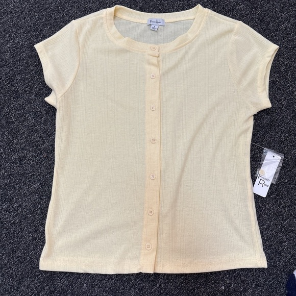 Women's Butter Yellow Short Sleeve Button-Up Tee - Picture 1 of 2